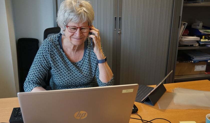 Evelien Ribbens op kantoor in gesprek met een van de cliënten.