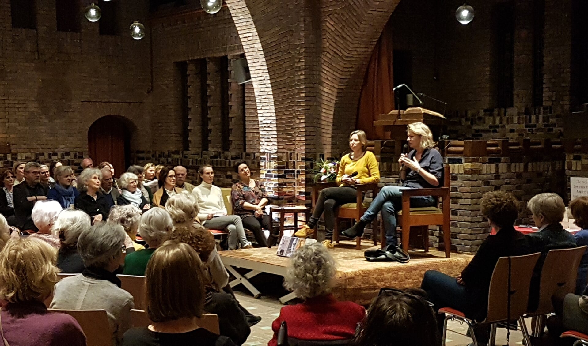 Schrijfster Annejet van der Zijl in gesprek met neerlandica Bea Rigter, in de Woudkapel.