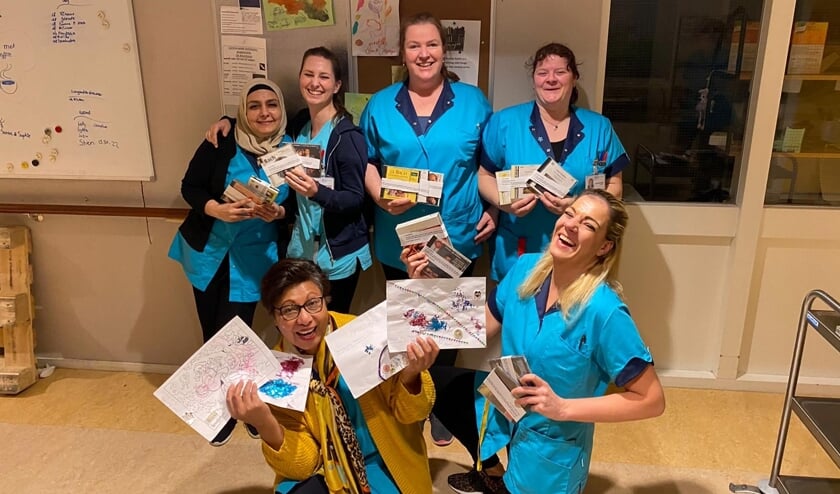 Zorgmedewerkers van De Bremhorst (bovenste rij v.l.n.r. Arzu, Kelly, Corry en Lydia en onder v.l.n.r. Stien en Thekla tonen uitgelaten de mooie collectie geschonken cd’s.