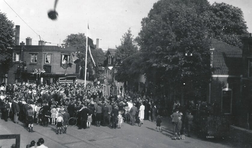 Bevrijdingsfeest voor de 'vork' Dorpsstraat en de Burgemeester De Withstraat in De Bilt. Deze foto is genomen vanuit het bovenraam van de drogisterij van het echtpaar Croiset.