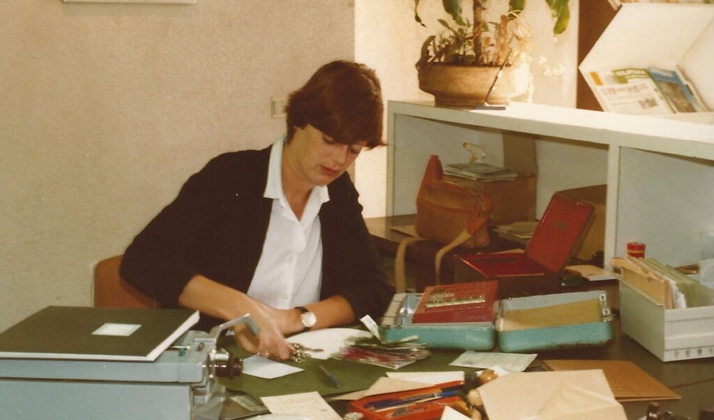 Gerda Mobach op de secretarie van de gemeente Maartensdijk. 
