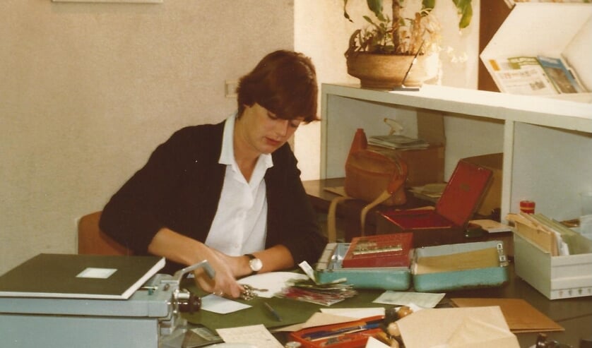 Gerda Mobach op de secretarie van de gemeente Maartensdijk.