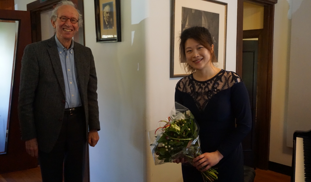 Vivianne Cheng met de zojuist van voorzitter Hans Zwarts ontvangen bloemen.