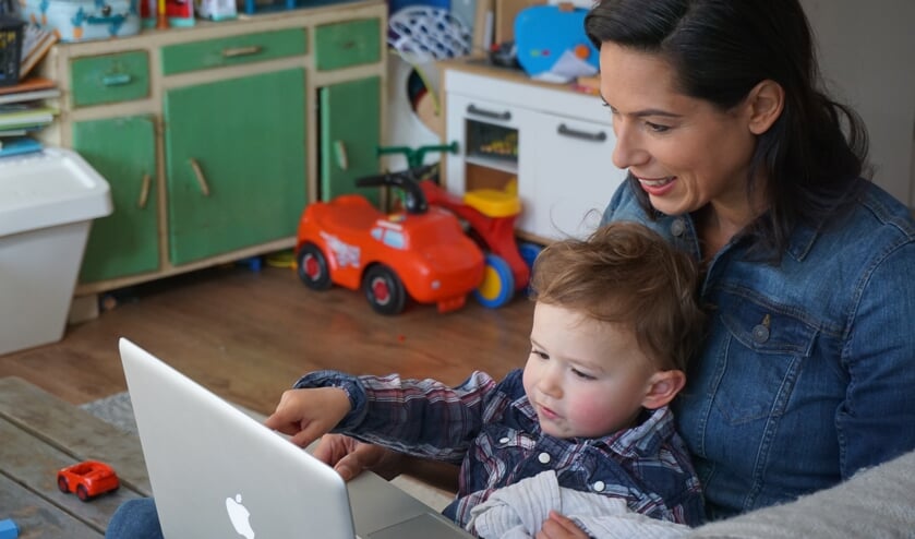 Nathalie en Luca luisteren en kijken online naar een verhaal van MamaLokaal.