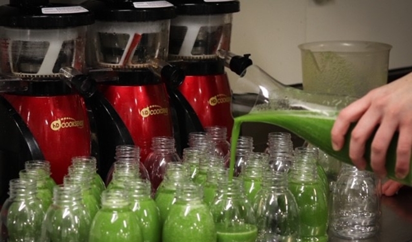 Bij Landwaart wordt met zorg enorme hoeveelheden slow juice sappen bereid.