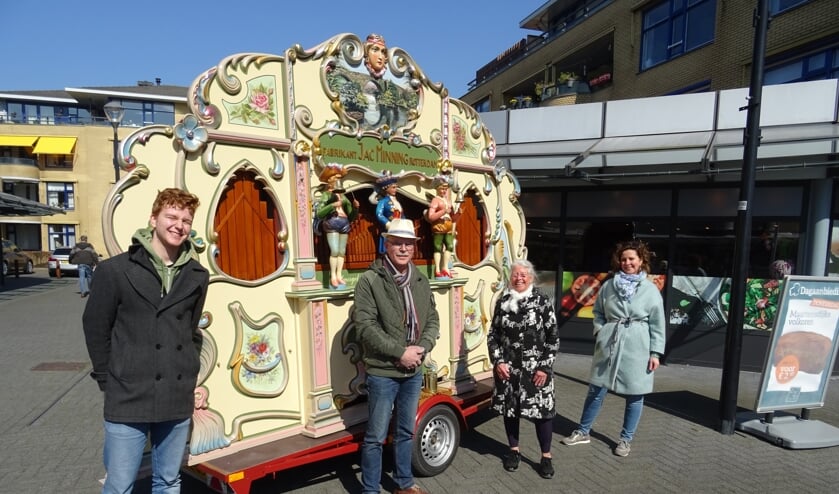De familie Bontan voor het draaiorgel, dat door Michiel Bontan is gerestaureerd. V.l.n.r. Jesse Lam, Michiel Bontan, Wil Bontan-Kramer en Janneke Lam-Bontan.