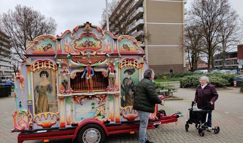 Voor de enkeling, die naar buiten kwam, was het mansbakje een feest van herkenning.