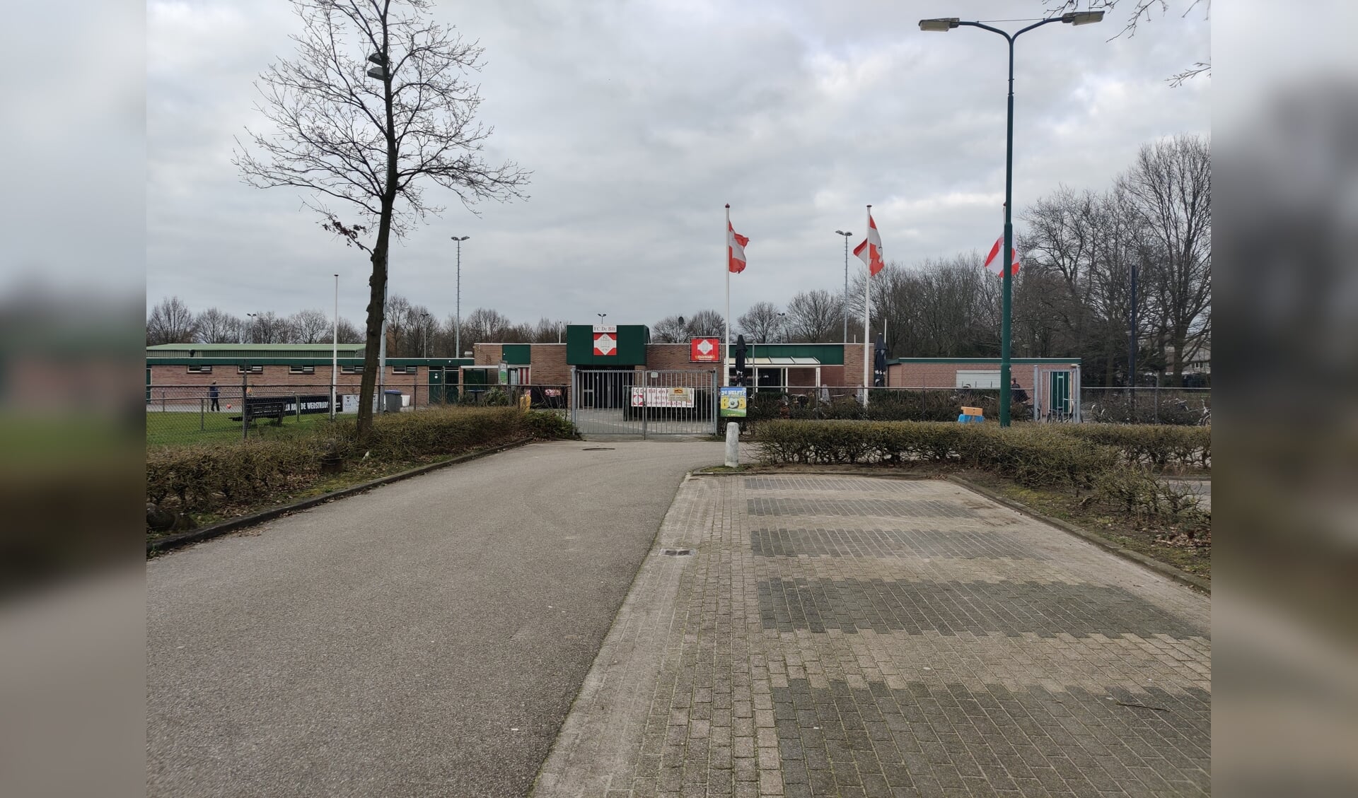 Het hek bij FC De Bilt zit op slot.
