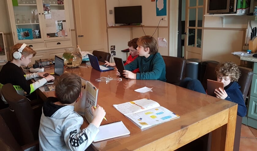 Een thuisklasje aan de keukentafel op de Kerkdijk.