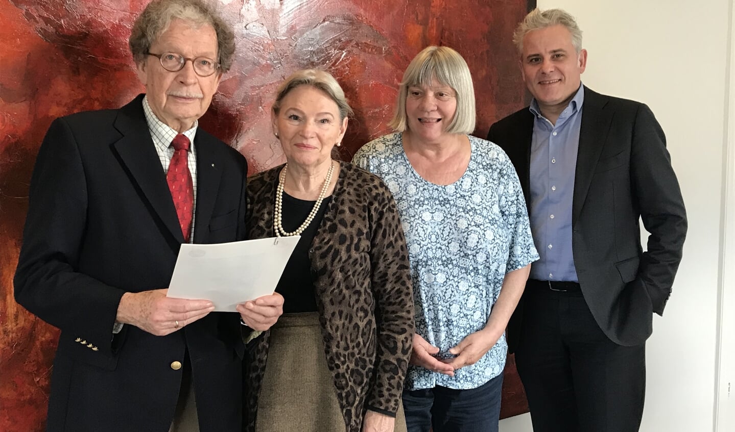 Bestuursleden v.l.n.r. Alexander Tchernoff (voorzitter), Tiny Middleton-Heijlen (bestuurslid), Heleen van der Linden-Rima (penningmeester) en Krischan Hagedoorn (secretaris).