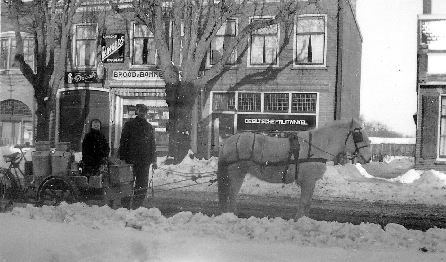 Winter 1941-1942, een hele strenge winter waarin ook de Elfstedentocht gereden werd. Deze foto is genomen vanuit de winkeldeur van de drogisterij: een deel van de paden op de achtergrond staan en nog steeds, maar met wat minder reclame. 