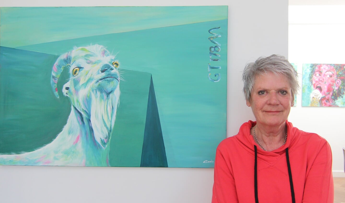 Gerda Mobach voor een door haarzelf geschilderd werk.