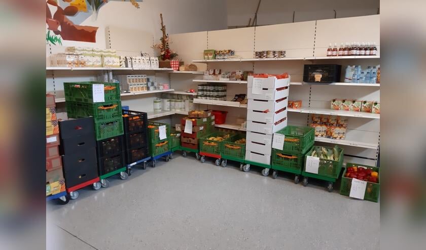 In de Voedselbankwinkel staat vers voedsel klaar voor de uitgifte. Gastvrouwen vullen daar een tas met verse producten voor de afnemer.