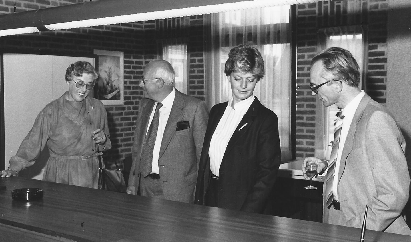 1982: de balie van de afdeling bevolking tijdens de heropening na uitbreiding van het gemeentehuis Maartensdijk. V.l.n.r. de toen gepensioneerde Juffrouw Klaassen, de Heer G. Kuipers gepensioneerde gemeentesecretaris, Gerda Mobach, en Jan Scheidemans, ambtenaar milieu.
