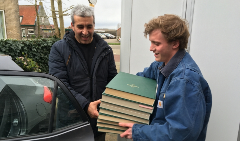 Appie van Mens De Bilt krijgt de ingebonden Vierklanken op kantoor in Groenekan overhandigd door Mark.