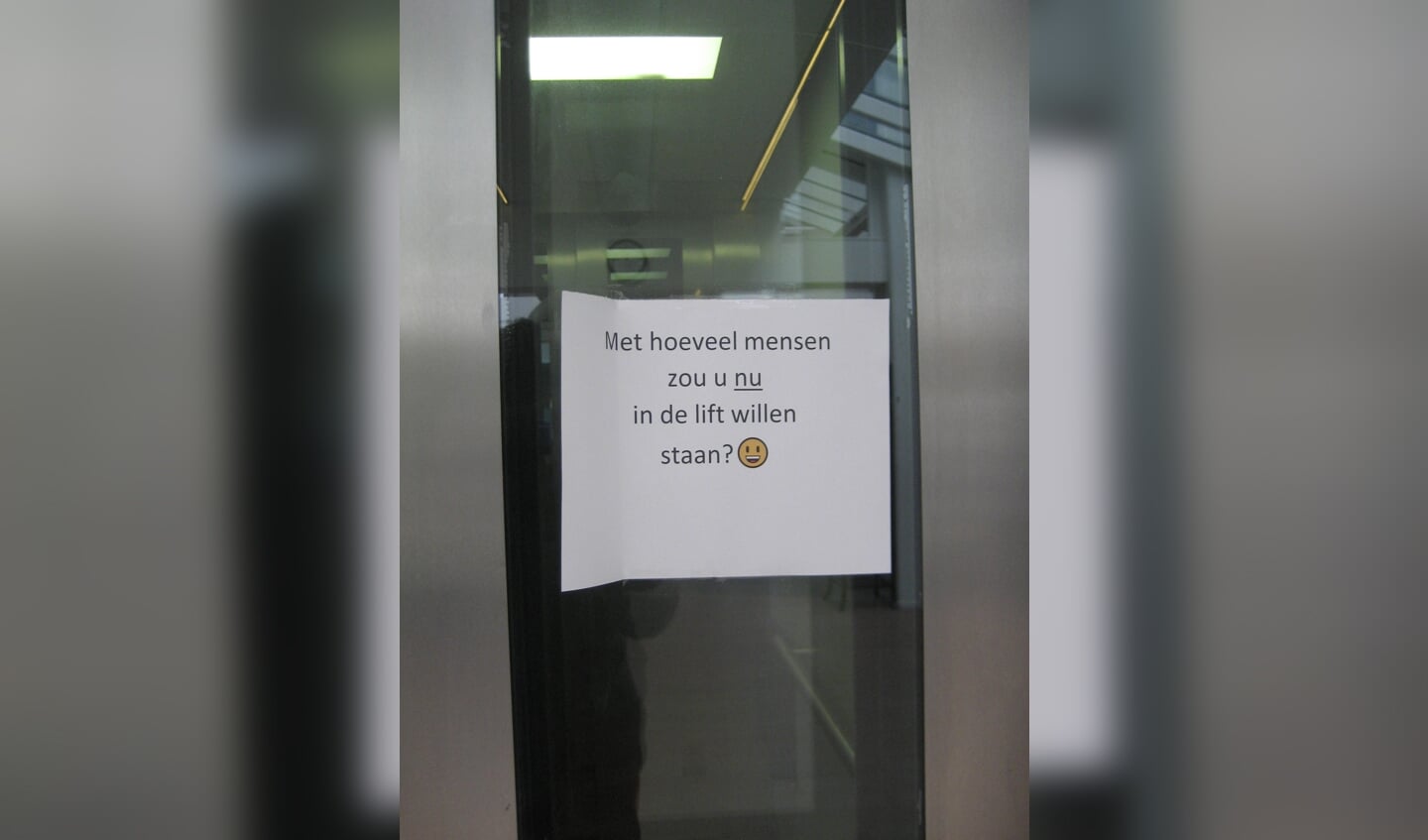 Duidelijke boodschap op de lift in Dijckstate.