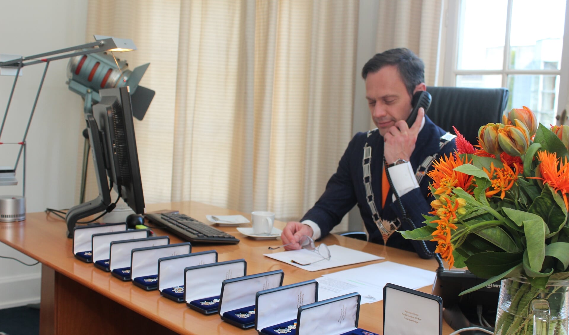 Burgemeester Sjoerd Potters belt een van de 10 decorandi. 