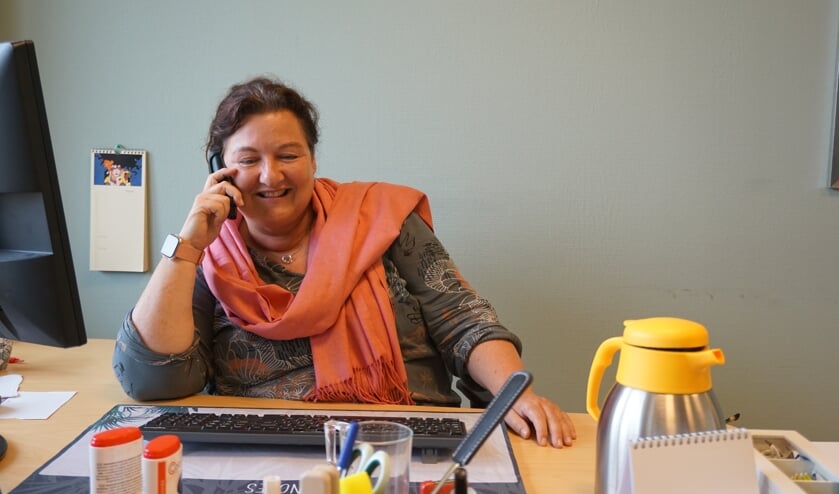 Linda in gesprek met een statushouder.