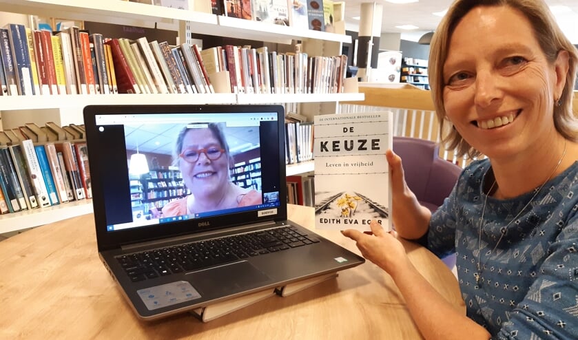 Bea Rigter (r) en Ike Bekking met, alvast, het boek dat volgende week wordt besproken.