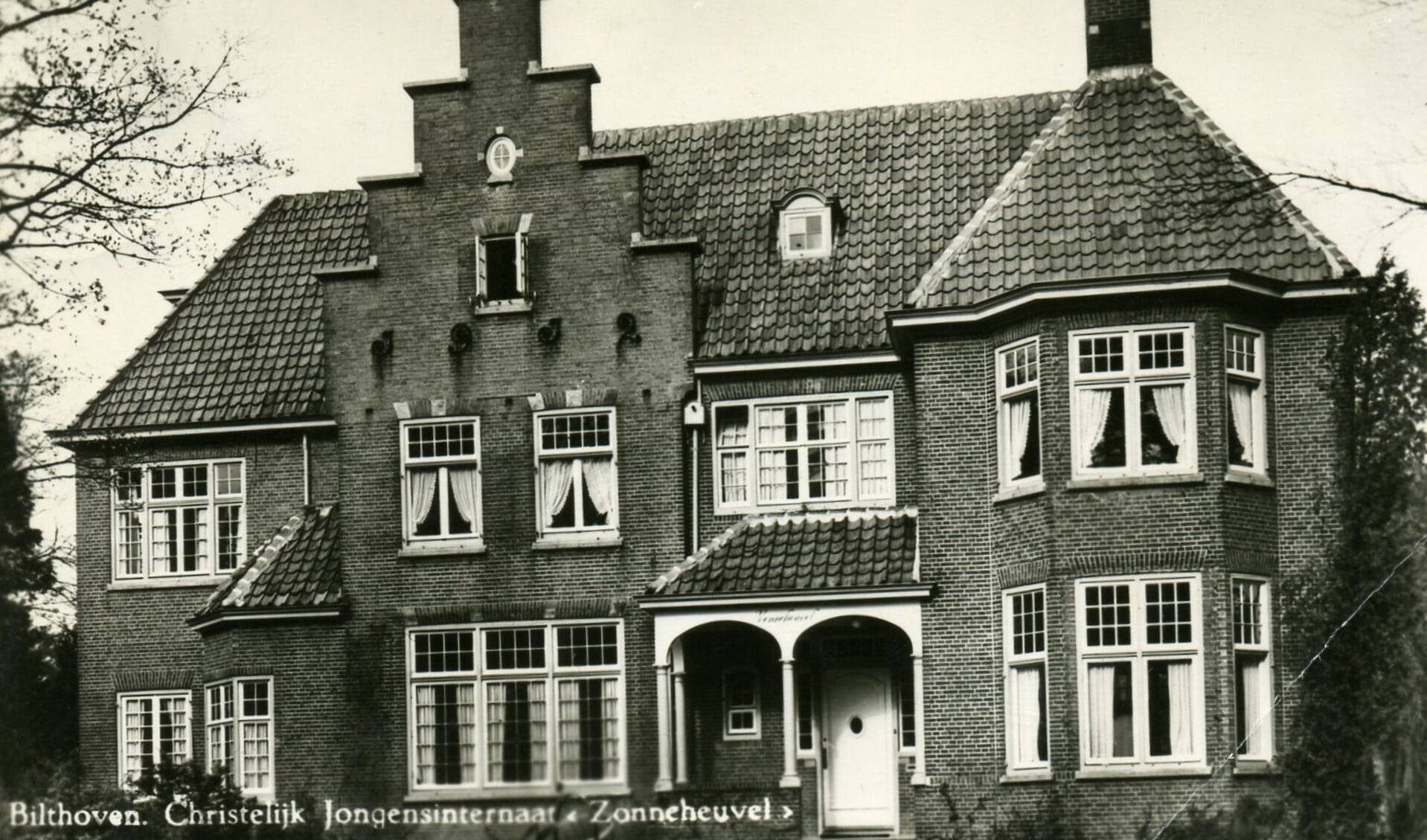 De commandobunker kwam naast de villa Zonneheuvel in de driehoek Tollenslaan, Bilderdijklaan, Hasebroeklaan. 