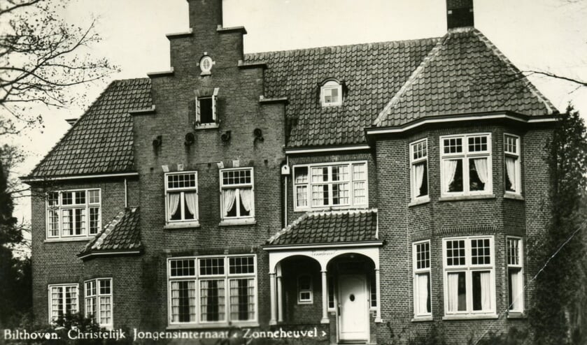 De commandobunker kwam naast de villa Zonneheuvel in de driehoek Tollenslaan, Bilderdijklaan, Hasebroeklaan.