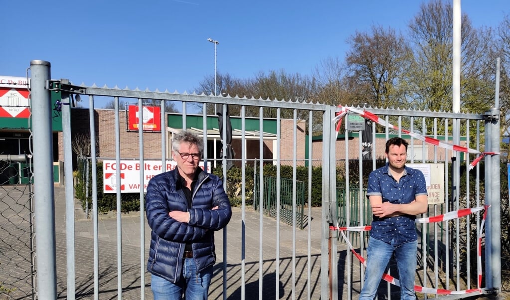 Rob van der Spek en Tom Claasen (r) kunnen niet wachten tot het hek weer open kan.