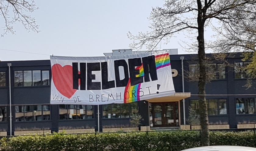 Spandoek voor De Bremhorst om de zorgverleners te bedanken.
