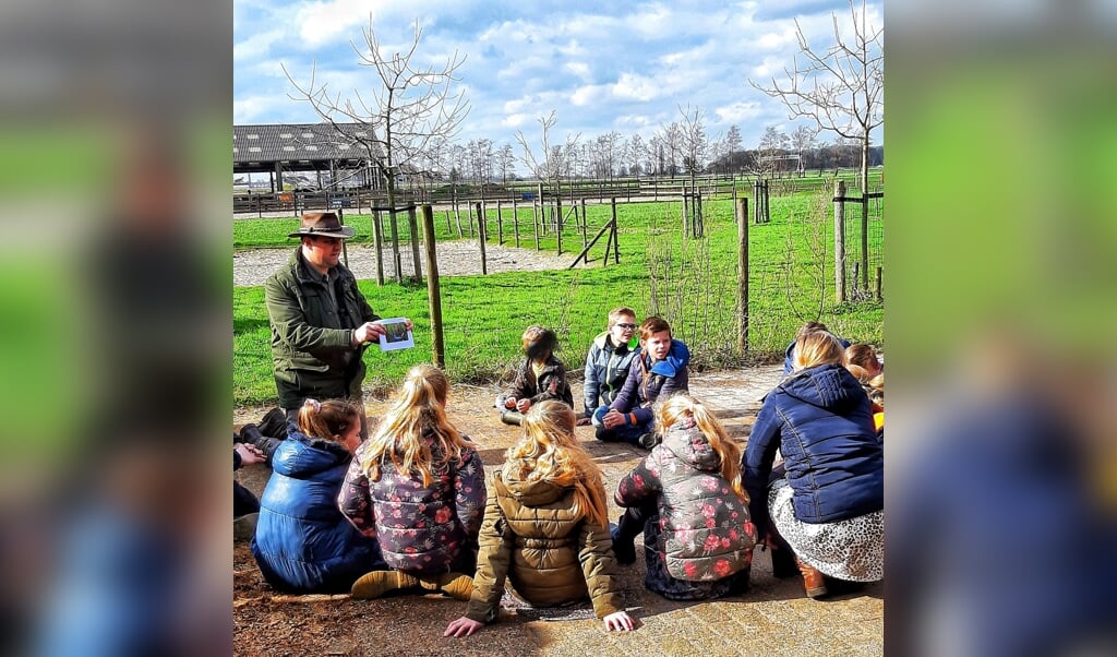 Op zorgboerderij Nieuw Toutenburg leren kinderen over vogels die voorkomen in en rond Maartensdijk.