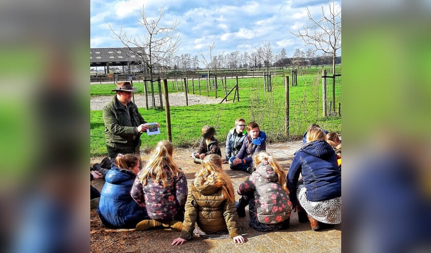 Op zorgboerderij Nieuw Toutenburg leren kinderen over vogels die voorkomen in en rond Maartensdijk.