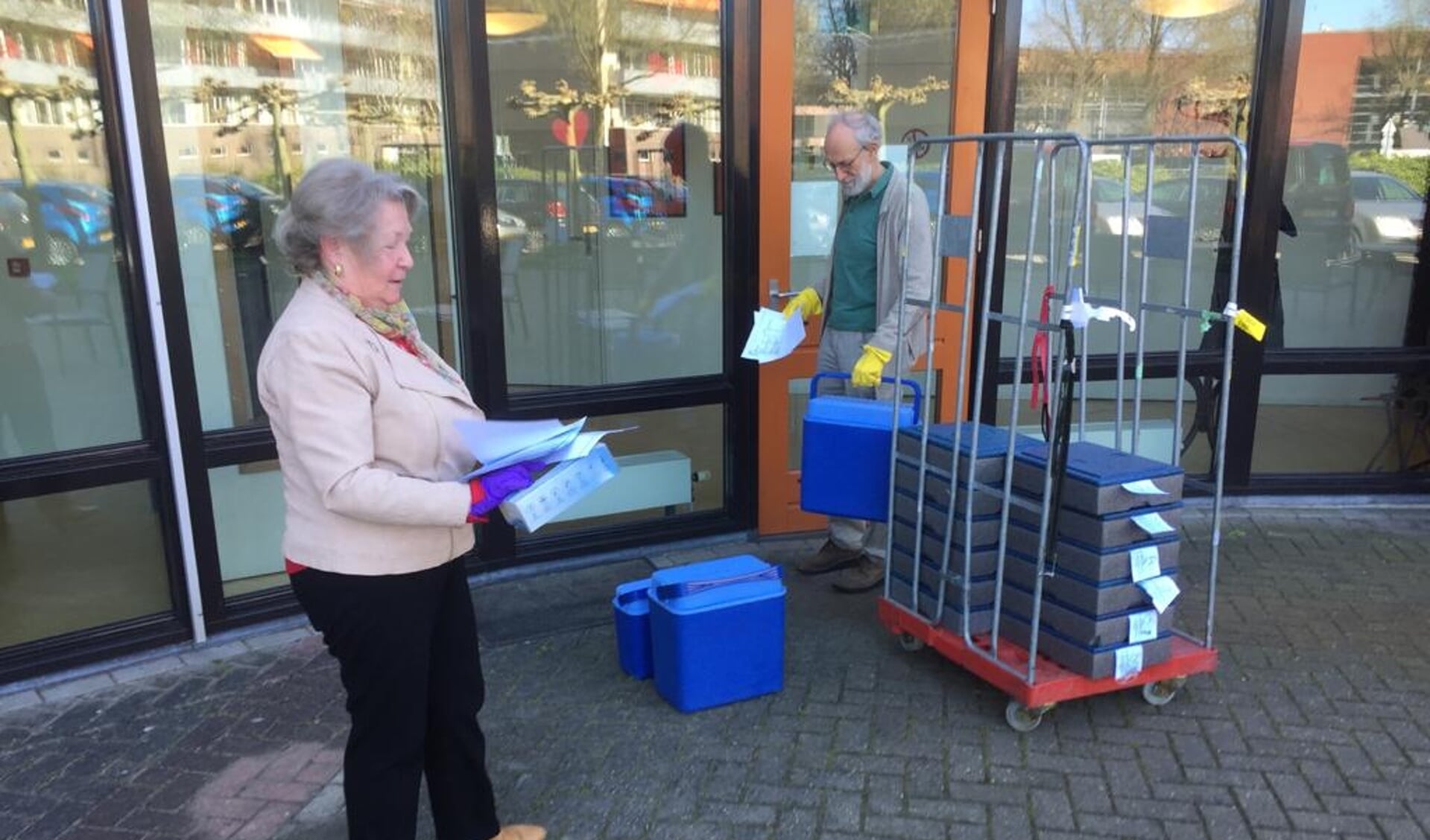 Vrijwilligers van Tafeltje Dekje halen maaltijden op bij De Koperwiek.