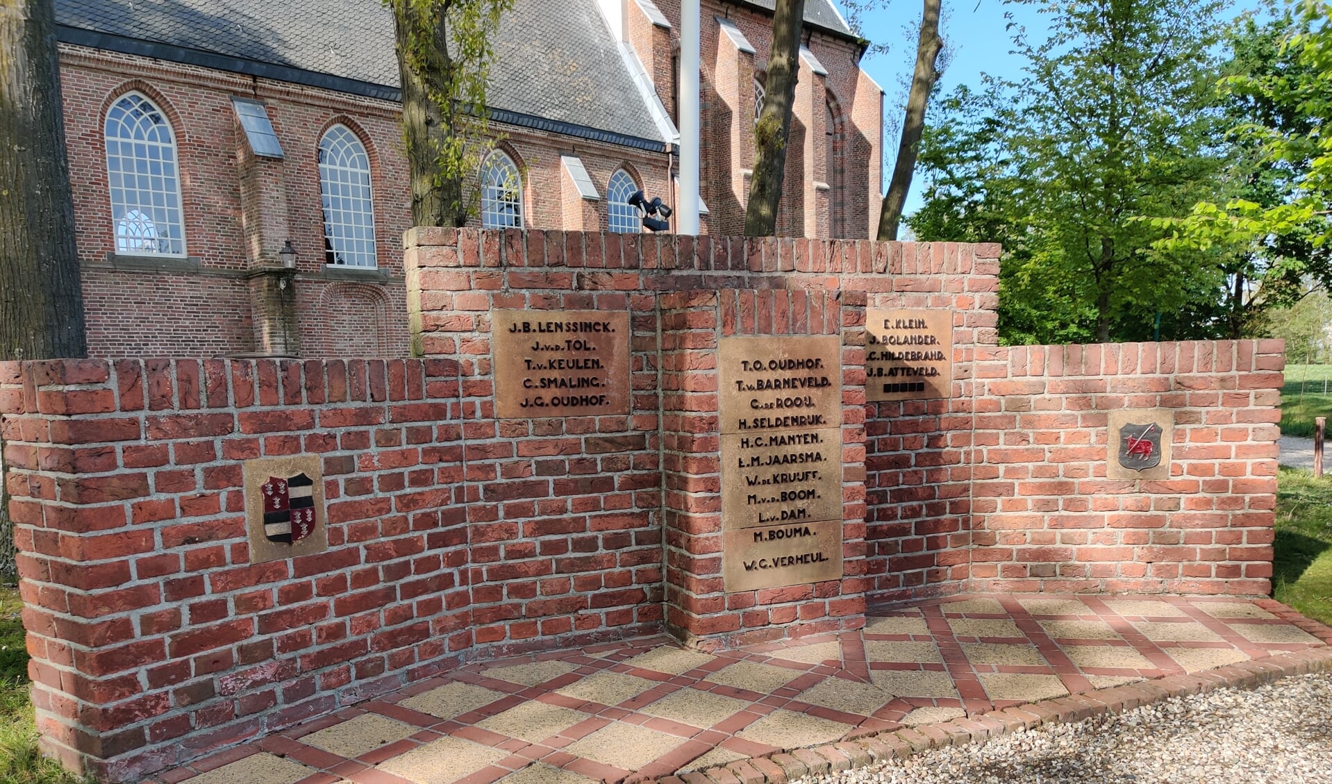 Het oorlogsmonument van Westbroek herdenkt 20 inwoners die zijn omgekomen in de Tweede Wereldoorlog. Negen inwoners stierven op Bevrijdingsdag.