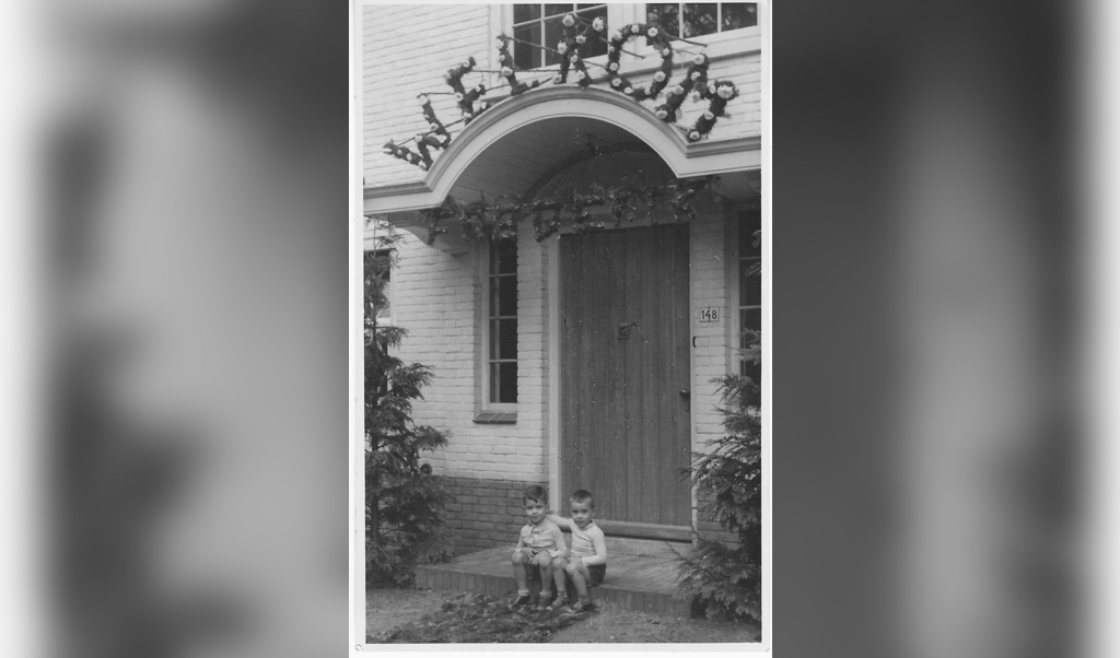 ‘Welkom Frederik’. Erik en Karel (r) wachten in 1943 op de stoep van het huis in Bilthoven op de thuiskomst uit het ziekenhuis van hun pasgeboren broertje. (foto: Karel Huijgen)