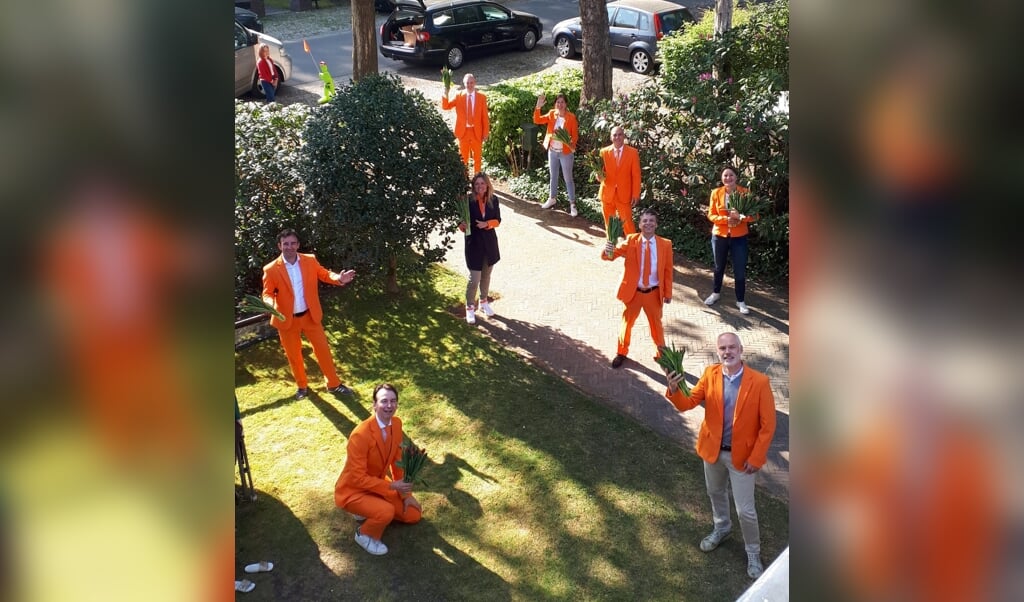 Oranjevereniging Groenekan maakte Koningsdag toch nog een beetje feestelijk. Alle inwoners van Groenekan kregen persoonlijk een bosje tulpen overhandigd vergezeld van een kaartje met fleurige groet.