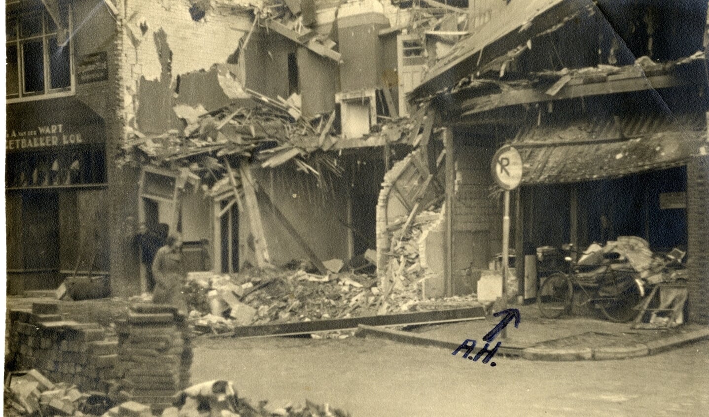 Het gebombardeerde Emmaplein. Op nr. 12 was een AH-vestging. 
