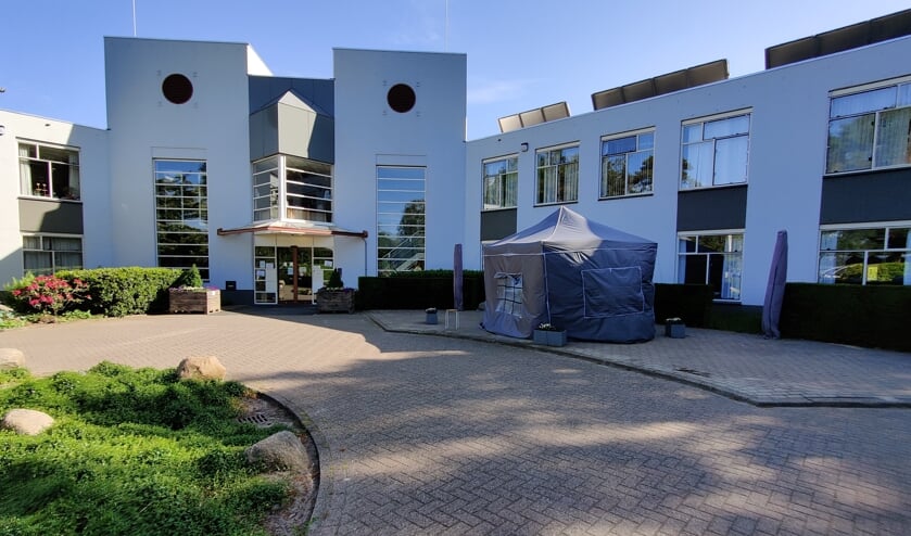 De tent is inmiddels buiten bij De Biltse Hof geplaatst.