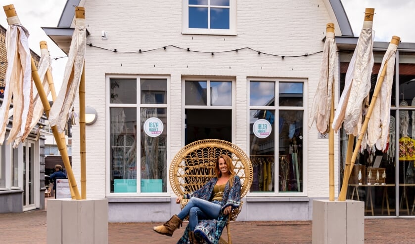 Manon voor de Ibiza-markt pop up, Kwinkelier 52 in Bilthoven. (foto Saskia Godschalk)