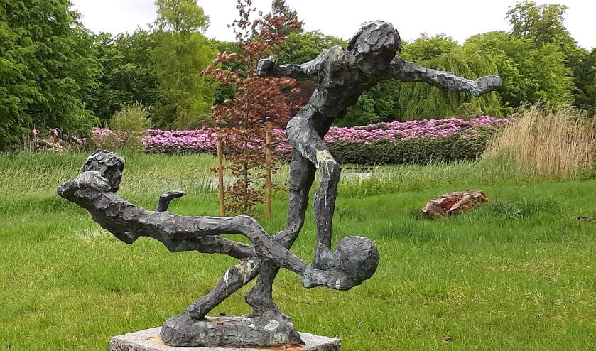 Cruijff heeft voor 'Sliding' model gestaan. De figuren in de sculptuur verbeelden beide de legendarische voetbaltechniek van Johan Cruijff. De sculptuur werd opgedragen aan pater William B. Wasson, directeur van het weeshuis en stichter van de weeshuis organisatie NPH (Nuestros Pequeños Hermanos, vert.: onze kleine broertjes en zusjes). Aan de vooravond van het wereldkampioenschap voetbal is 'Sliding' tijdens een live-TV uitzending geveild in Mexico-stad in 1986. Dit was tijdens de overzichtstentoonstelling in Galerie Arvil in de eerder genoemde stad. De opbrengst, omgerekend een half miljoen euro, kwam ten goede aan het weeshuis. Tevens heeft dit beeld tentoongesteld gestaan tijdens de expositie van Frenk van der Linden in museum De Fundatie in Zwolle in 2017.