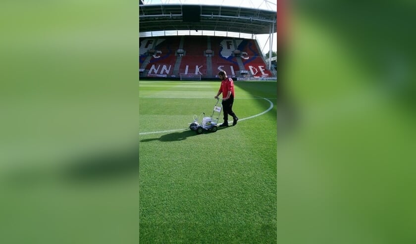 Jan trekt lijnen.