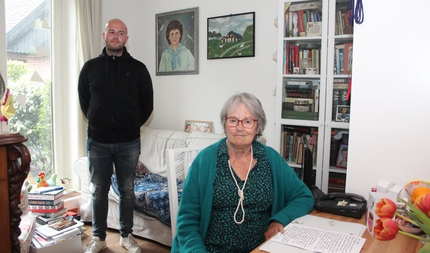 V.l.n.r. Dennis , een zelfportret van vroeger, het ouderlijk huis (van) en Marijke Govers in de Windehof.