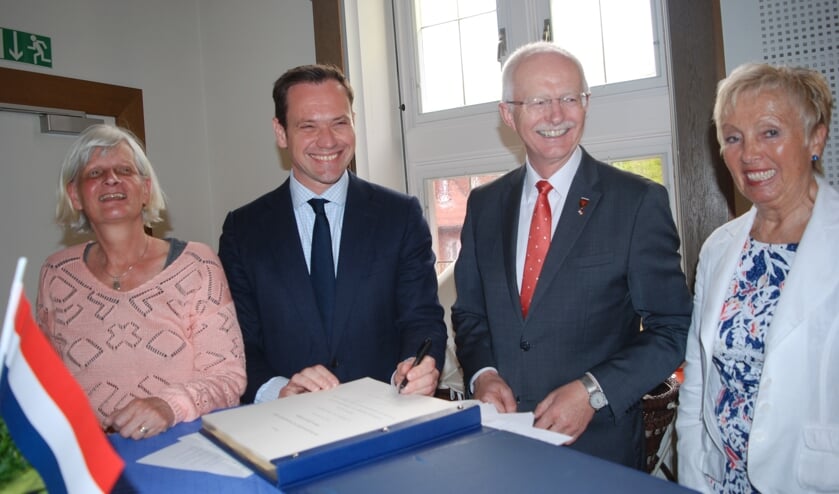 Foto tijdens bij de jubileumviering van 40 jaar Jumelage De Bilt – Coesfeld: v.l.n.r. Tine Rigter, Sjoerd Potters, Heinz Öhmann en Brigitte Exner.