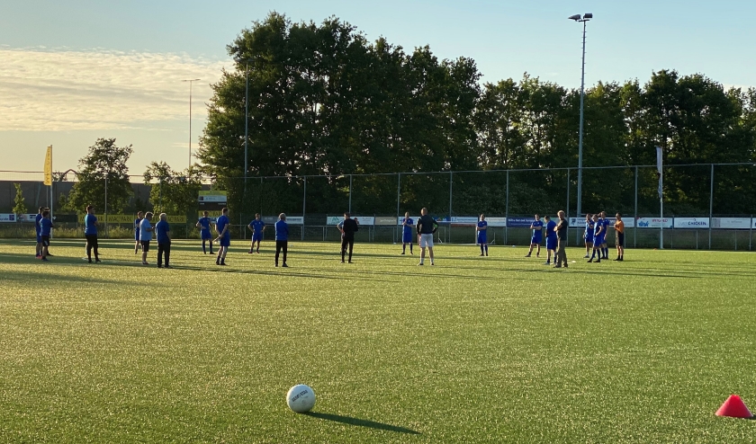 De spelers hadden er duidelijk zin in en begonnen na de formaliteiten vol enthousiasme aan de training. (foto Majorie Overvoorde)