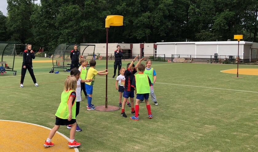 De F-jes van Nova spelen onderling een wedstrijdje.