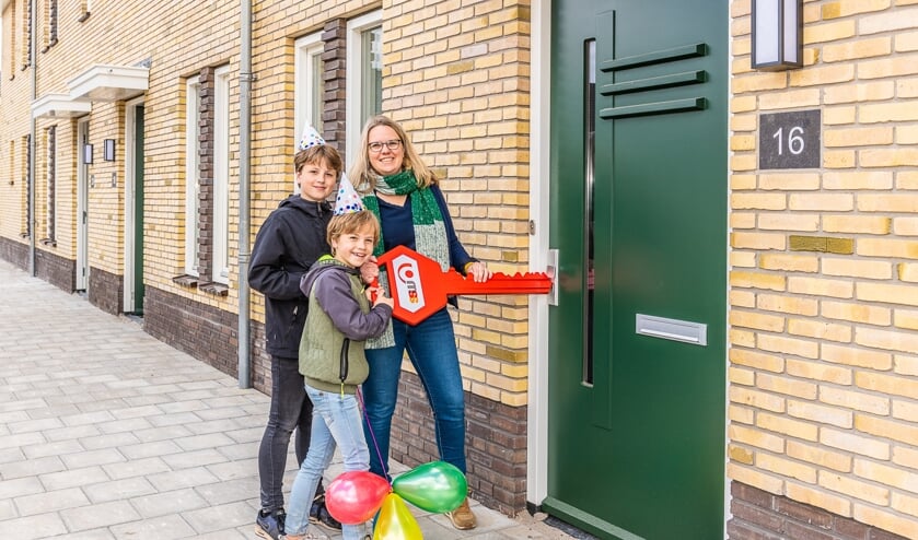 De familie Timmermans is dolblij met de sleutel van hun woning.