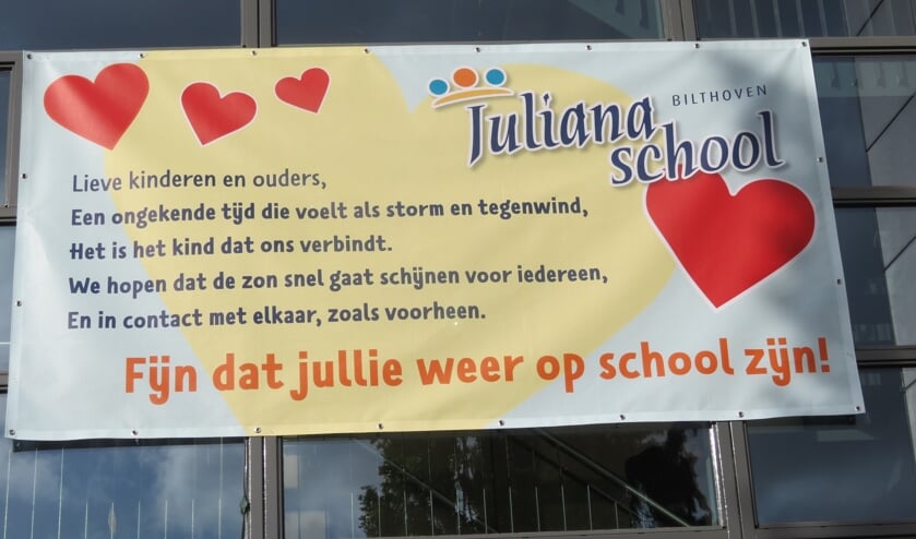 Met een gedicht boven de hoofdingang wordt iedereen warm welkom geheten.
