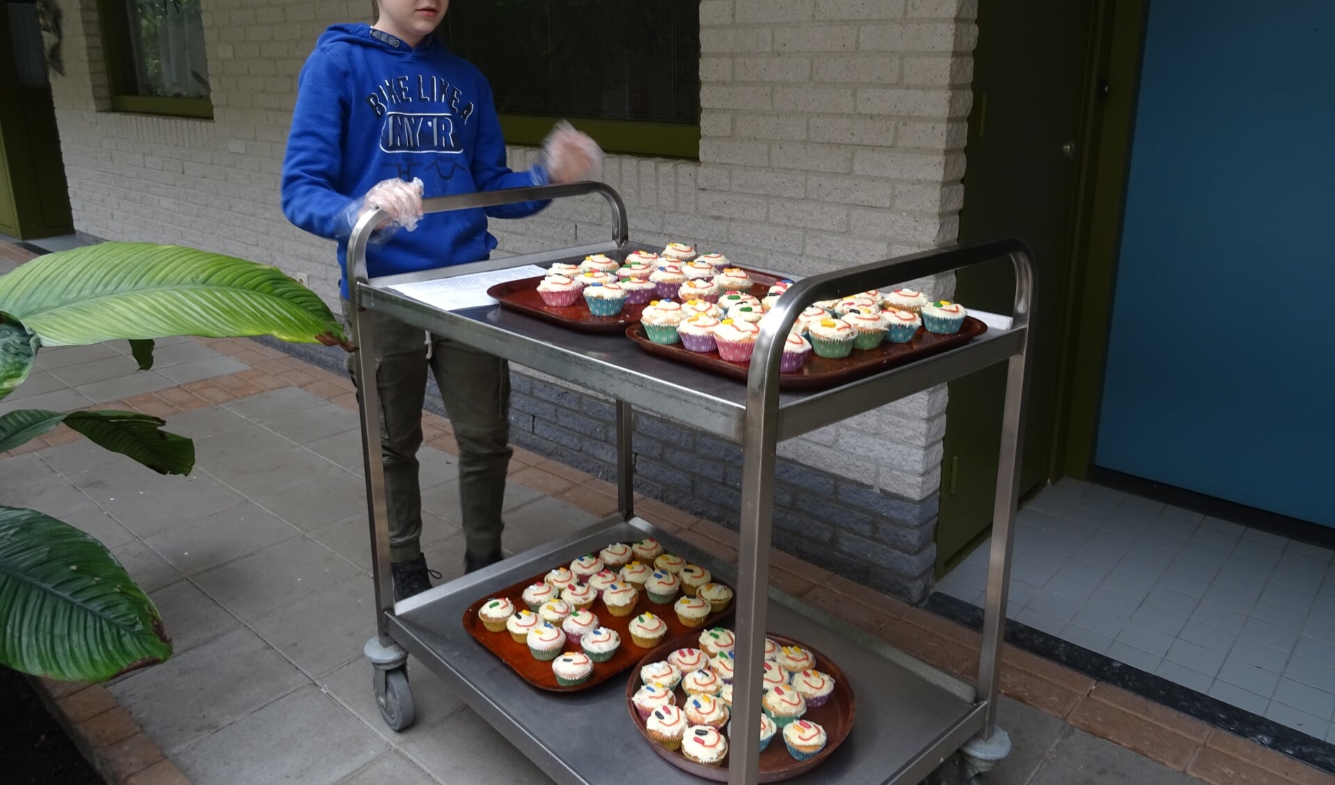 Finn Schuitema verrast de bewoners van Dijckstate met zelfgemaakte cup cakes