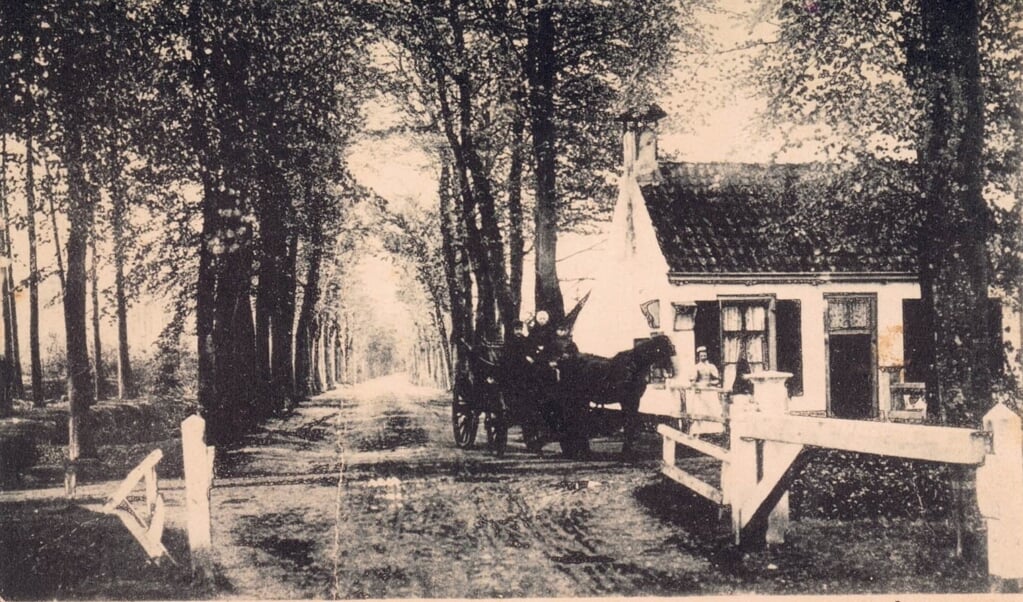 Een foto uit 1905; tolhuis gezien vanuit noordelijke richting. (foto Henk Kuus)