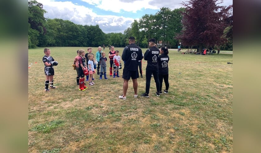 Kickboksen op het grasveld voor het gemeentehuis.