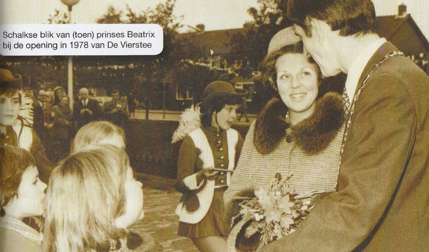 In 1978 opende de toenmalige kroonprinses Beatrix de Vierstee. Rechts burgemeester Panis. (beeldmateriaal gemeente De Bilt.)