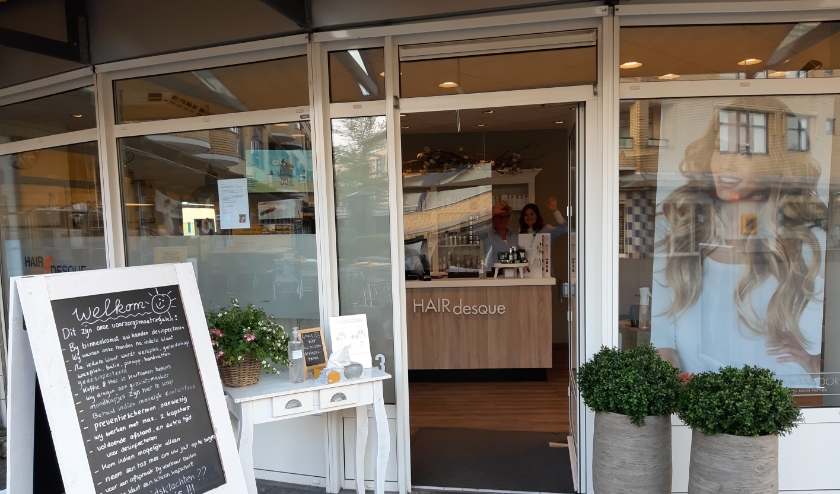 Christa is blij dat de deur van de salon weer voor klanten geopend is.
