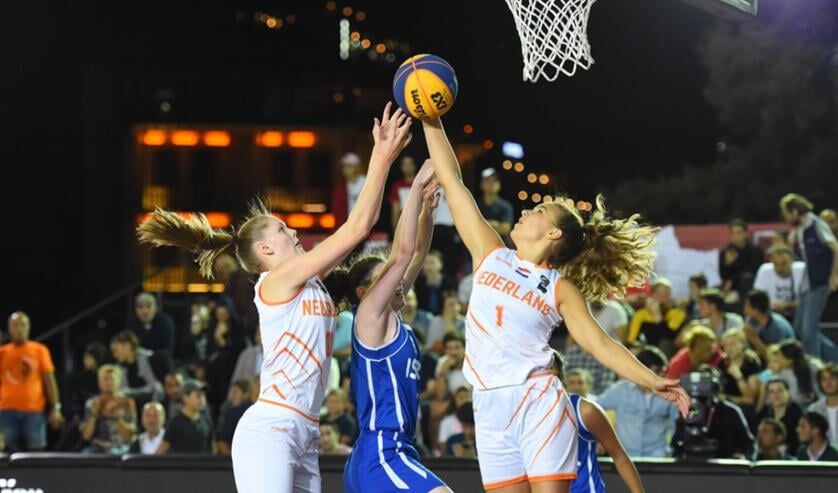 Maaike van Zeijl (r) op het junioren EK 3x3 in Tbilisi, Georgië in de poulewedstrijd tegen Israël.
